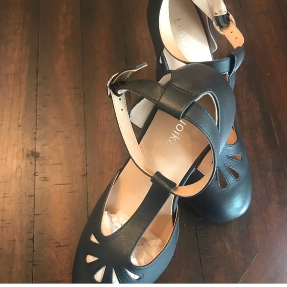 4 1/2 inch Sexy Navy Heels 👠 - Picture 2 of 3